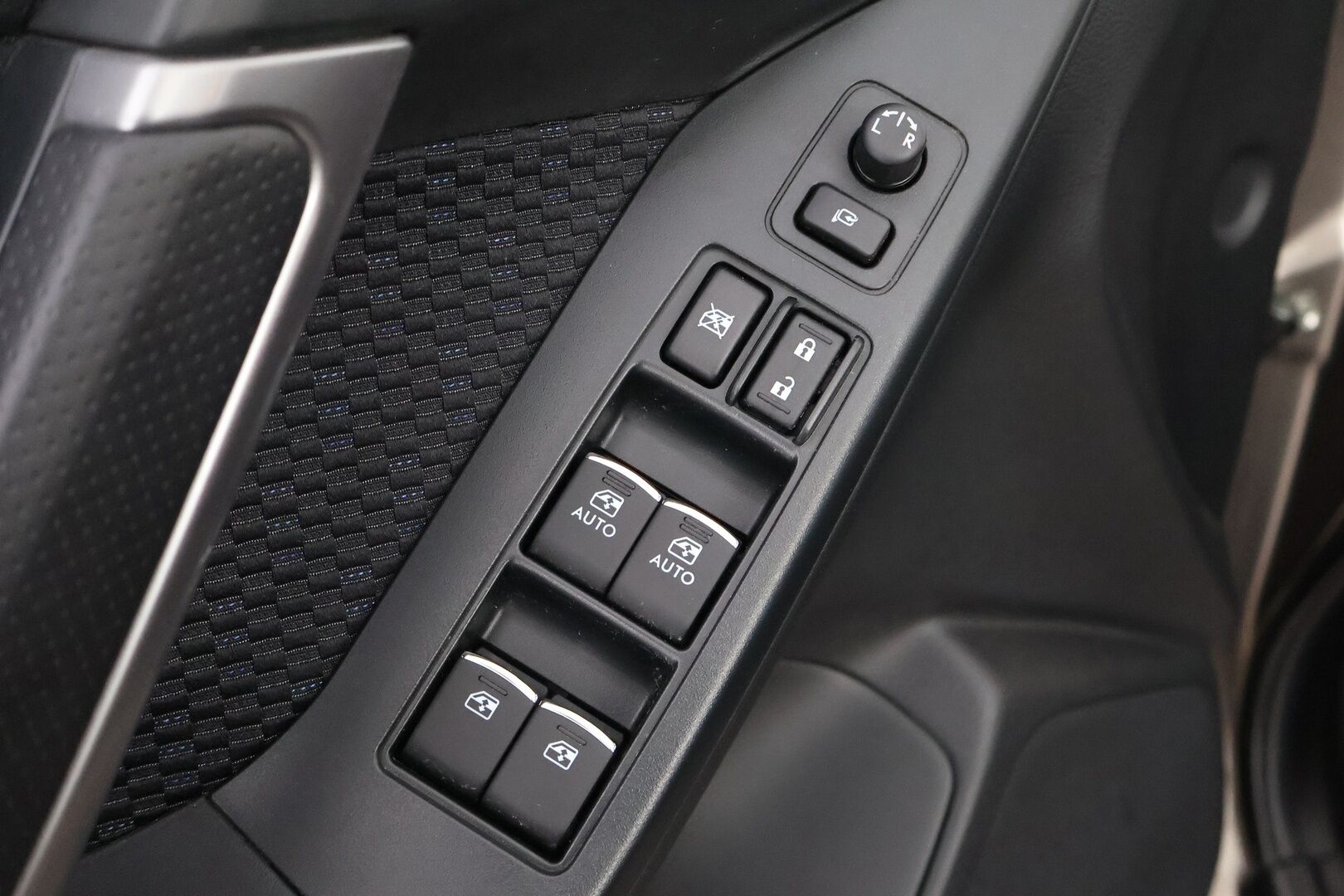 Subaru Forester 2017 2,0i XS Eyesight CVT - Suomiauto / Adapt.Vakkari / Panorama / Vetokoukku / Peruutuskamera / Lohko & Sisäpistoke / Huippusiisti ja varusteltu!