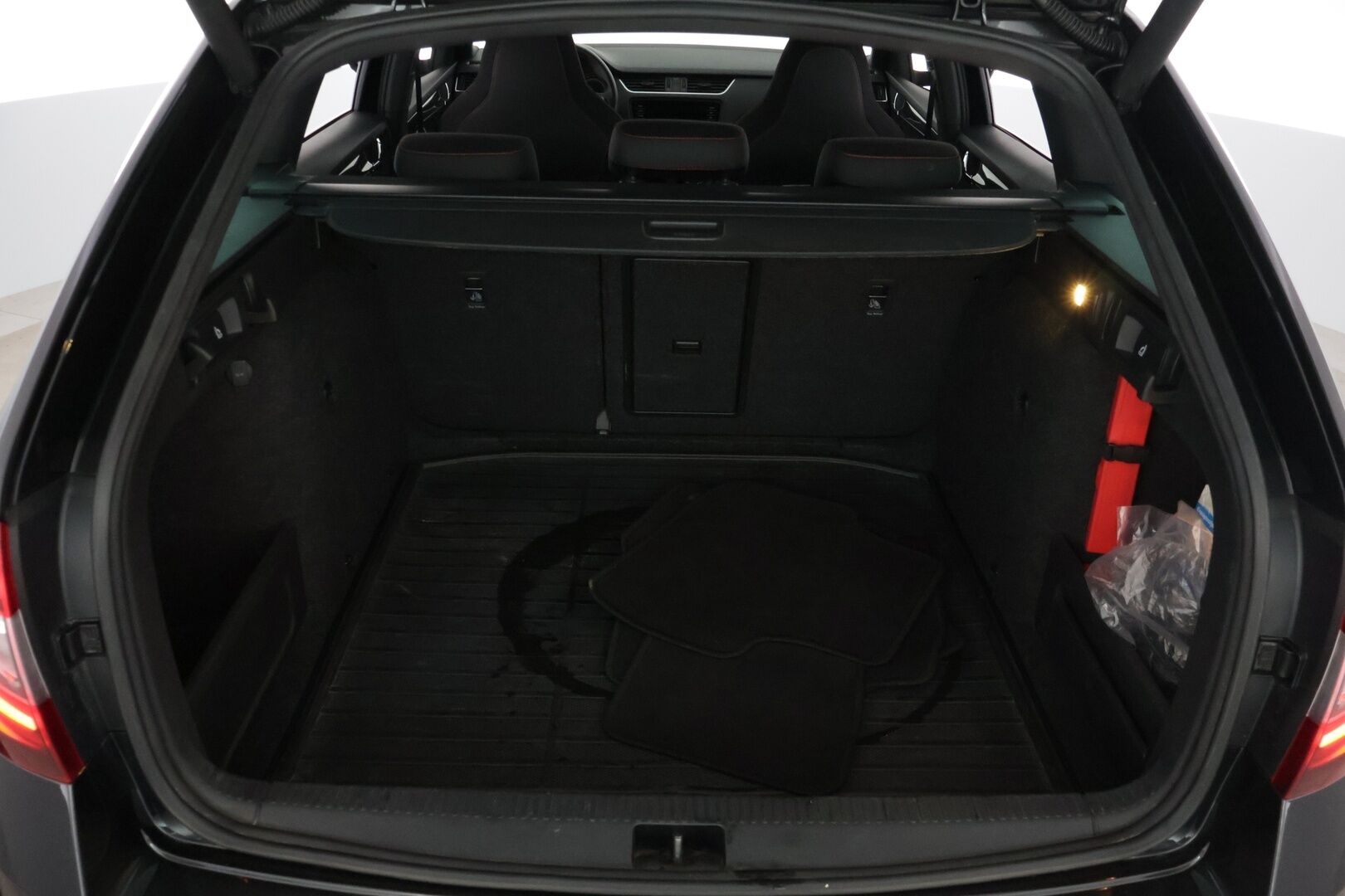 Skoda Octavia 2018 Combi 2,0 TDI 184 RS DSG Autom *Adapt. Vakkari / BLIS / Koukku / Webasto / P. Kamera / Hihna vaihdettu 2024* - *Suomi Auto / 2x hyvät renkaat / Hyvä huoltohistoria*