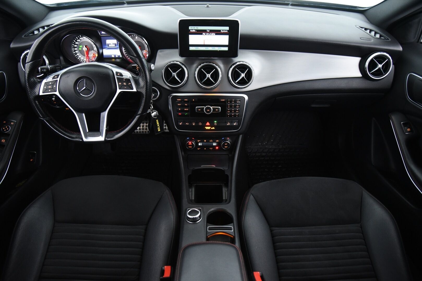 Mercedes-Benz GLA 2015 220 d 4Matic A Premium Business AMG / Webasto / ILS Xenon / Vakkari / Sähk. takaluukku / - AMG sisä- ja ulkopaketilla / Offroad paketti / Hyvällä huoltohistorialla! 