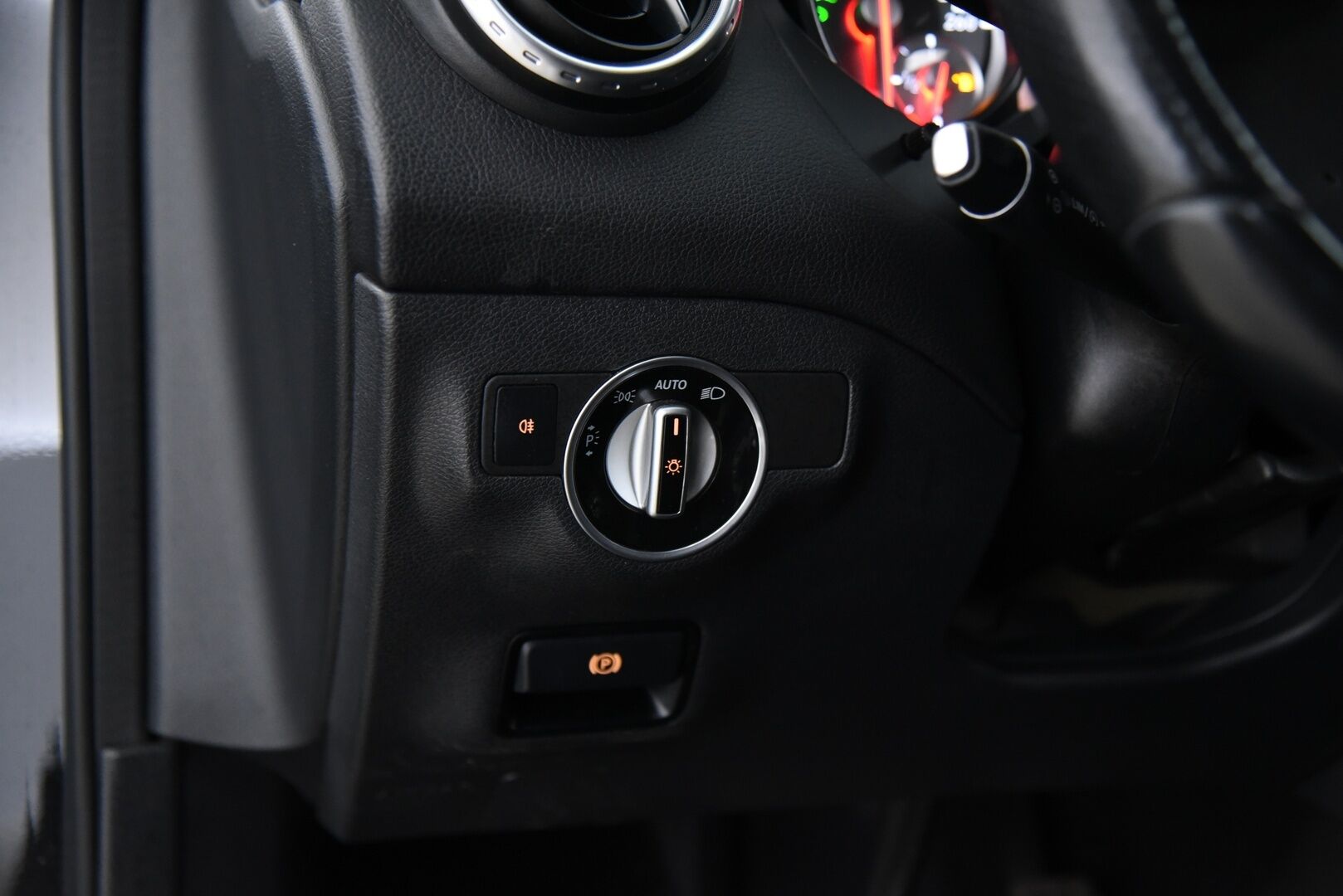 Mercedes-Benz GLA 2015 220 d 4Matic A Premium Business AMG * Webasto / ILS Xenon / Vakkari / Sähk. takaluukku * - AMG sisä- ja ulkopaketilla / Offroad paketti / Hyvällä huoltohistorialla! - HULLUT AVAJAISHULINAT KORKOTARJOUS 3,29 %