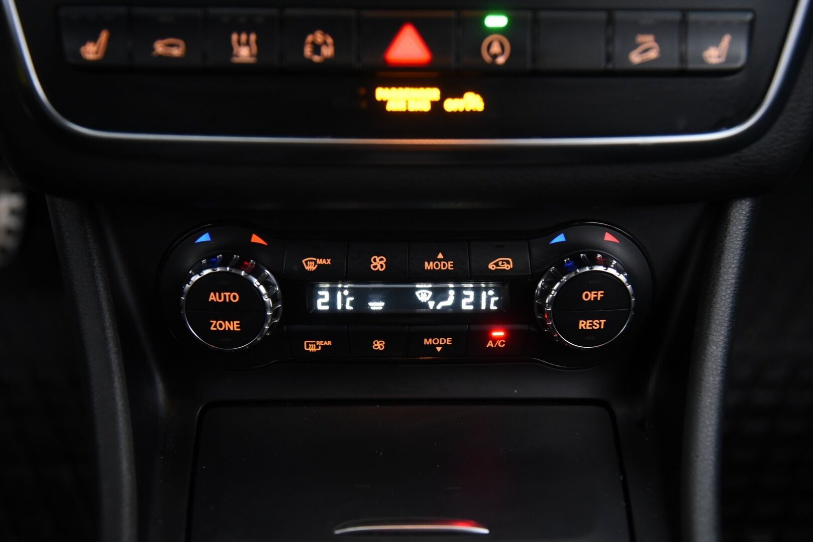 Mercedes-Benz GLA 2015 220 d 4Matic A Premium Business AMG * Webasto / ILS Xenon / Vakkari / Sähk. takaluukku * - AMG sisä- ja ulkopaketilla / Offroad paketti / Hyvällä huoltohistorialla! - HULLUT AVAJAISHULINAT KORKOTARJOUS 3,29 %