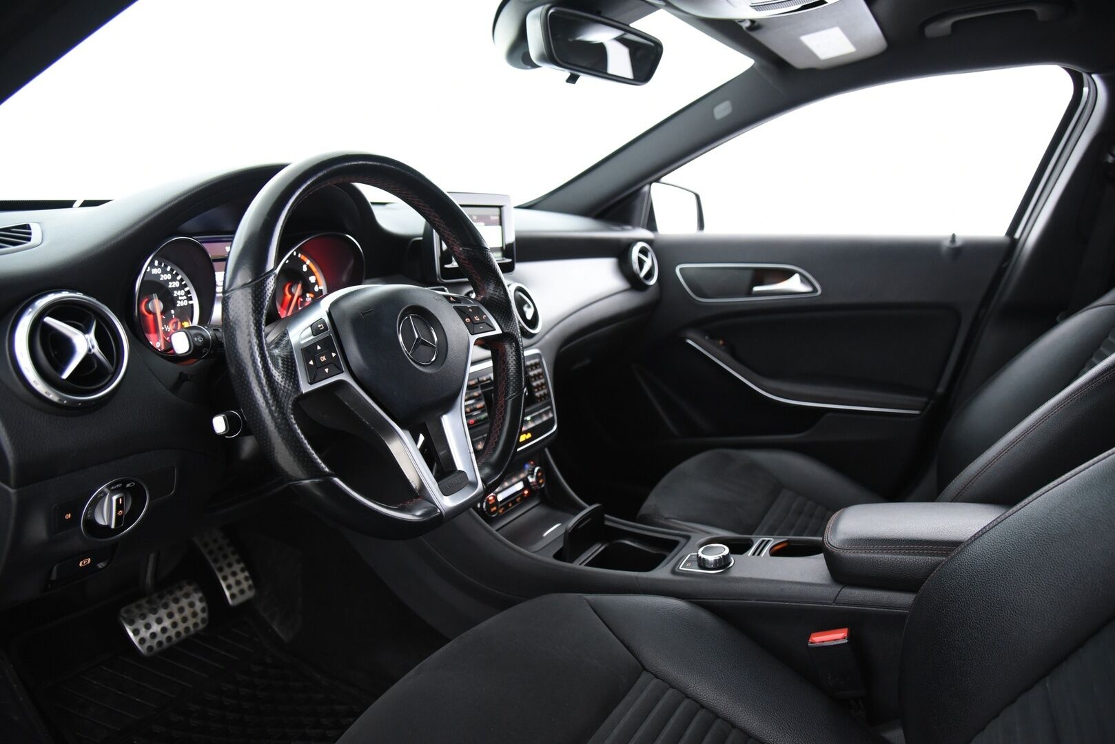 Mercedes-Benz GLA 2015 220 d 4Matic A Premium Business AMG / Webasto / ILS Xenon / Vakkari / Sähk. takaluukku / - AMG sisä- ja ulkopaketilla / Offroad paketti / Hyvällä huoltohistorialla! 