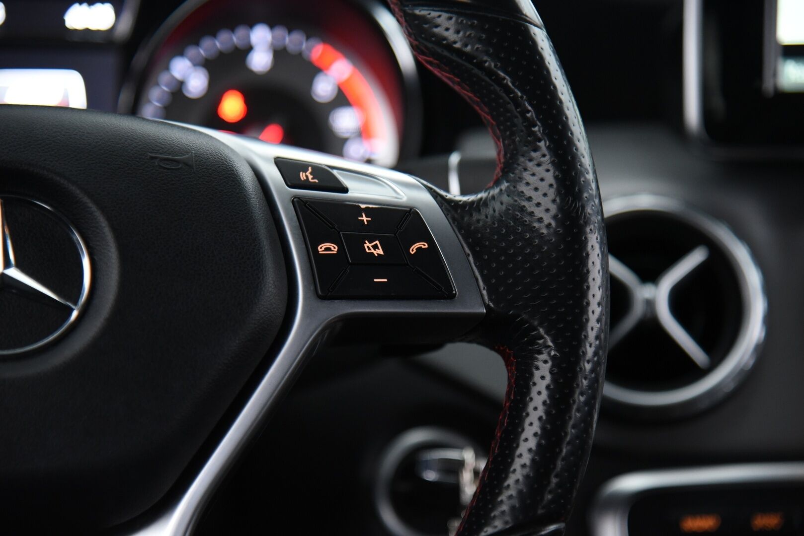 Mercedes-Benz GLA 2015 220 d 4Matic A Premium Business AMG * Webasto / ILS Xenon / Vakkari / Sähk. takaluukku * - AMG sisä- ja ulkopaketilla / Offroad paketti / Hyvällä huoltohistorialla! - HULLUT AVAJAISHULINAT KORKOTARJOUS 3,29 %