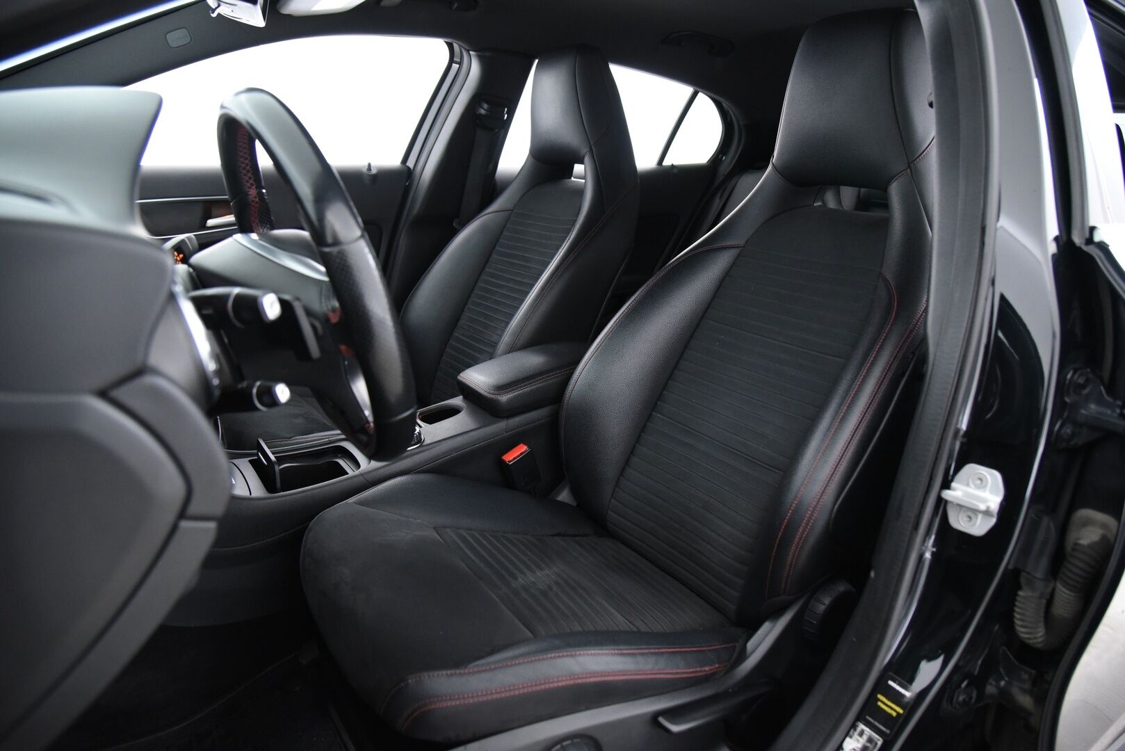 Mercedes-Benz GLA 2015 220 d 4Matic A Premium Business AMG * Webasto / ILS Xenon / Vakkari / Sähk. takaluukku * - AMG sisä- ja ulkopaketilla / Offroad paketti / Hyvällä huoltohistorialla! - HULLUT AVAJAISHULINAT KORKOTARJOUS 3,29 %