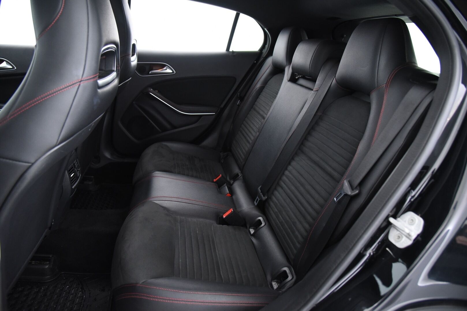 Mercedes-Benz GLA 2015 220 d 4Matic A Premium Business AMG * Webasto / ILS Xenon / Vakkari / Sähk. takaluukku * - AMG sisä- ja ulkopaketilla / Offroad paketti / Hyvällä huoltohistorialla! - HULLUT AVAJAISHULINAT KORKOTARJOUS 3,29 %