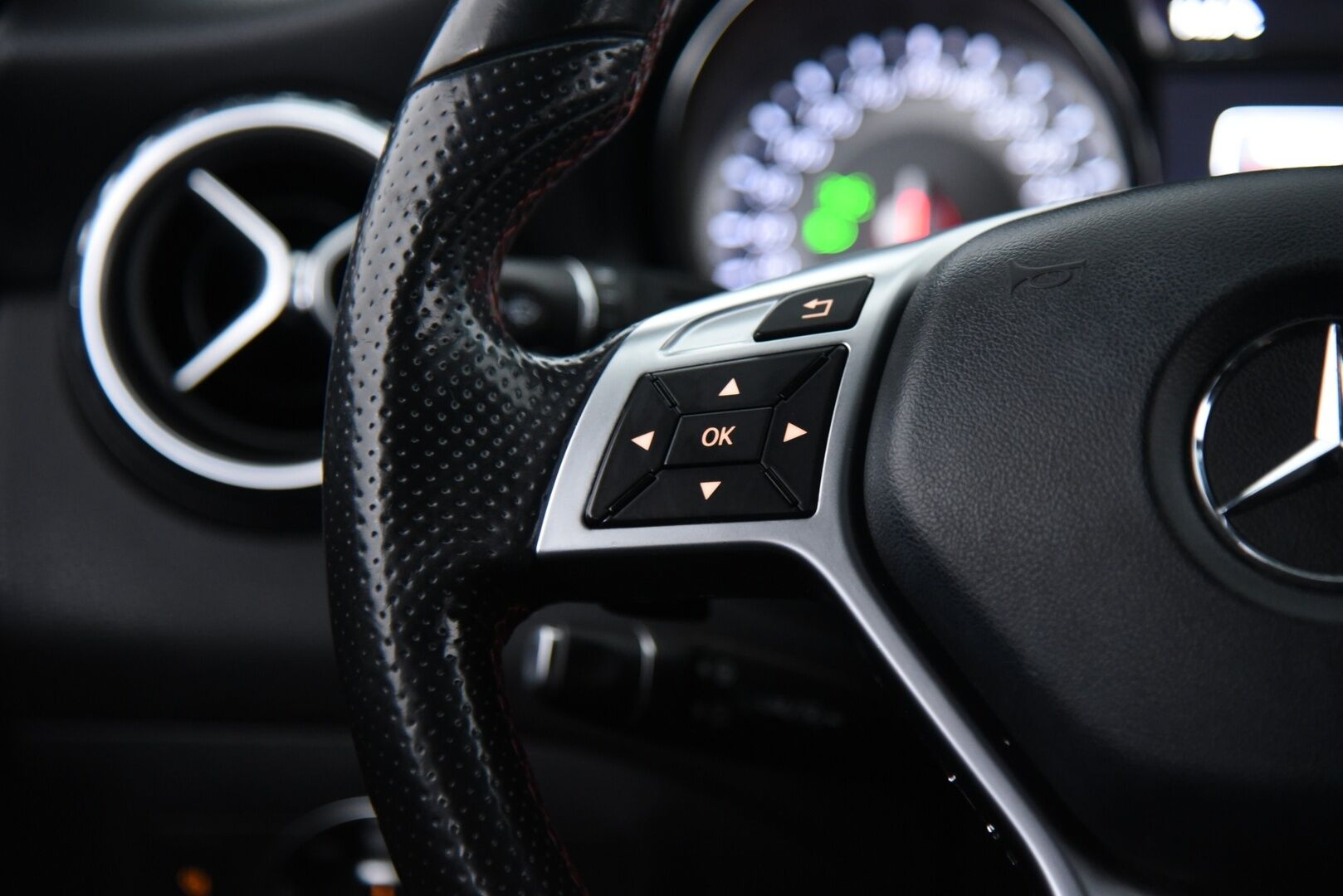 Mercedes-Benz GLA 2015 220 d 4Matic A Premium Business AMG * Webasto / ILS Xenon / Vakkari / Sähk. takaluukku * - AMG sisä- ja ulkopaketilla / Offroad paketti / Hyvällä huoltohistorialla! - HULLUT AVAJAISHULINAT KORKOTARJOUS 3,29 %