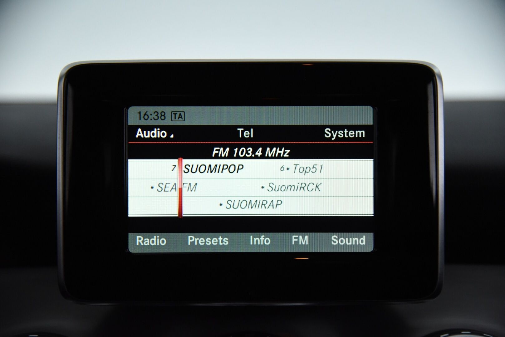 Mercedes-Benz GLA 2015 220 d 4Matic A Premium Business AMG / Webasto / ILS Xenon / Vakkari / Sähk. takaluukku / - AMG sisä- ja ulkopaketilla / Offroad paketti / Hyvällä huoltohistorialla! 