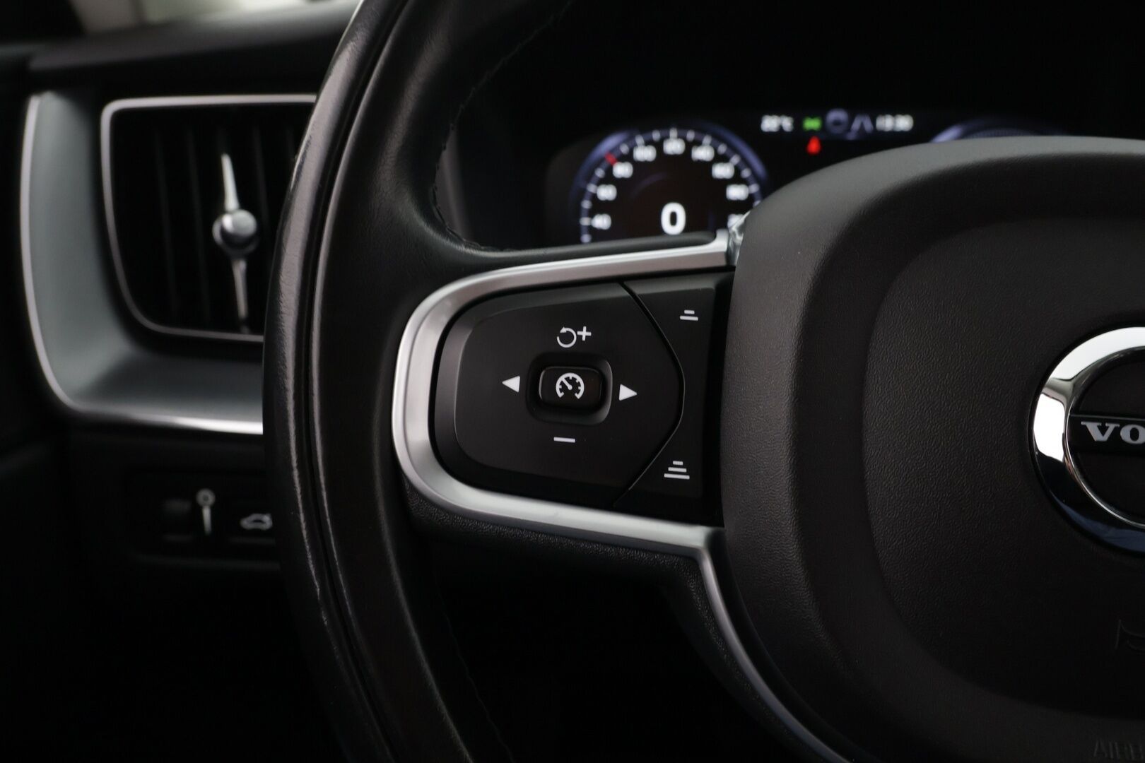 Volvo XC60 2018 T8 AWD Momentum aut  *ACC / Panoraama / Ilma-alusta!* - Luotettava neliveto / Huippu hieno / Kattavasti varusteltu!