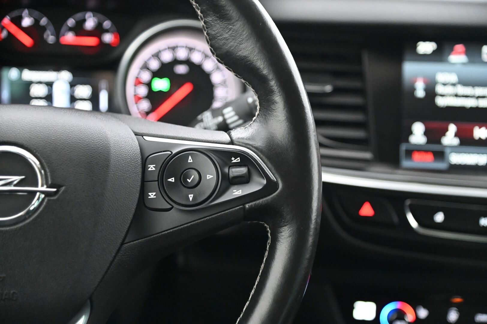 Opel Insignia 2018 Sports Tourer Innovation 1,6 CDTI ECOTEC *Webasto / KeylessGo / Ratinlämmitin / Koukku / tutkat* - *2x alut / Juuri huollettu / siisti juuri saapunut*