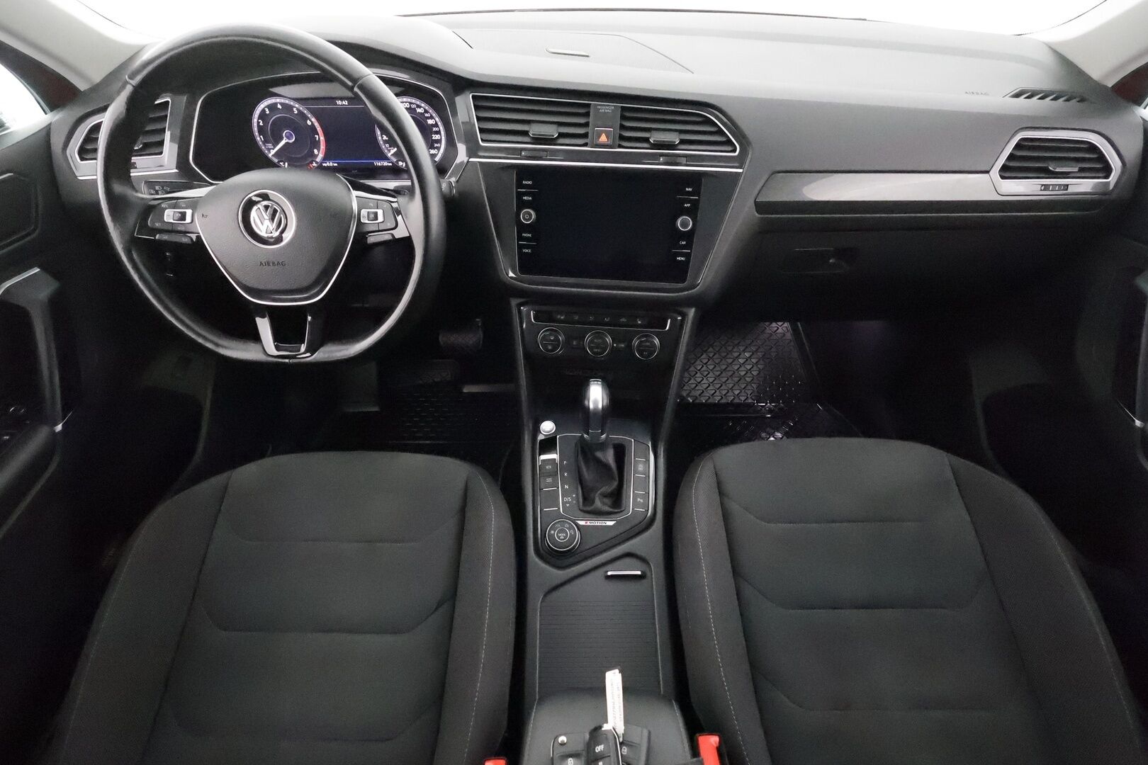 Volkswagen Tiguan 2018 2,0 TSI 132 kW 4MOTION DSG Aut ** Suomiauto /  Webasto / Adapt.vakkari / Koukku / KeyLess / P.tutkat - Kangas-Alcantara / 2x renkaat / Digimittaristo