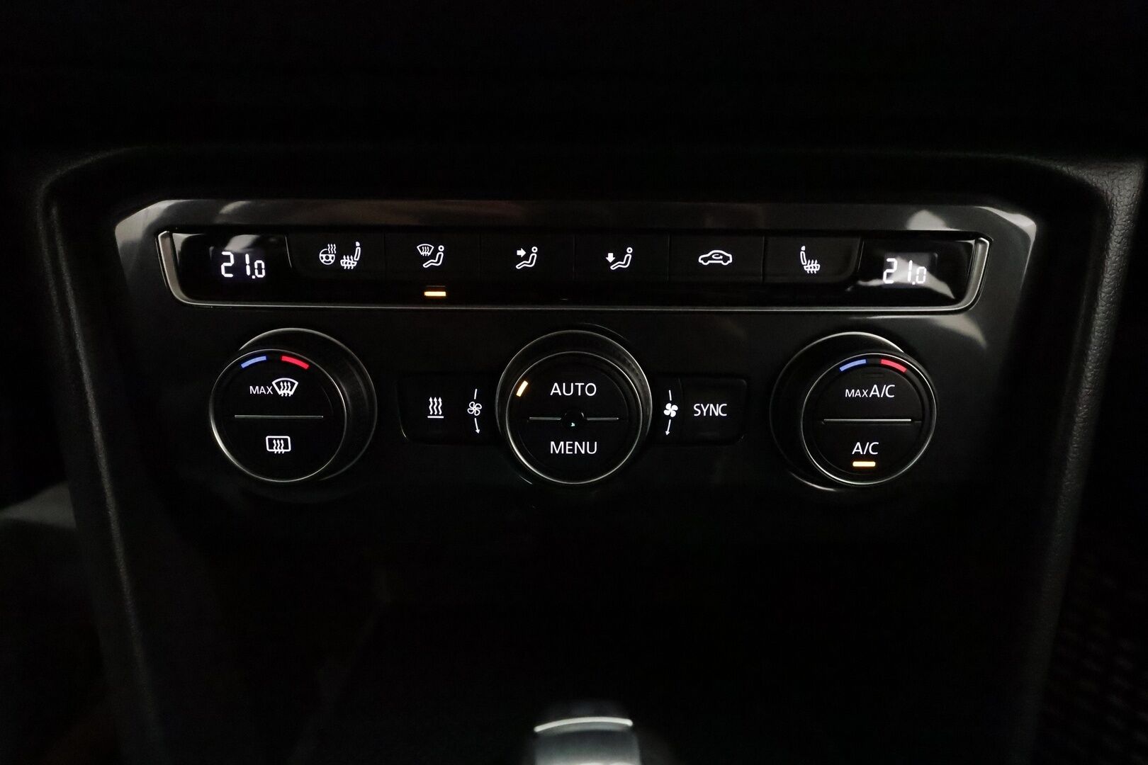 Volkswagen Tiguan 2018 2,0 TSI 132 kW 4MOTION DSG Aut ** Suomiauto /  Webasto / Adapt.vakkari / Koukku / KeyLess / P.tutkat - Kangas-Alcantara / 2x renkaat / Digimittaristo