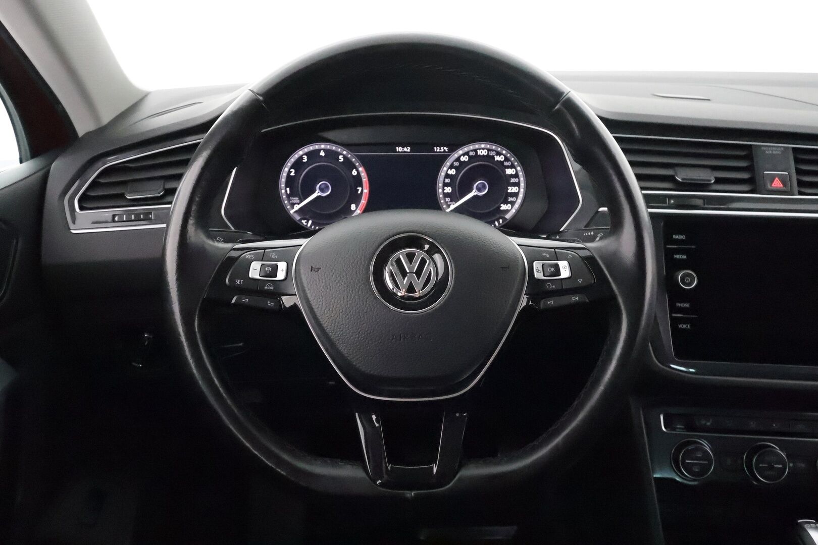 Volkswagen Tiguan 2018 2,0 TSI 132 kW 4MOTION DSG Aut ** Suomiauto /  Webasto / Adapt.vakkari / Koukku / KeyLess / P.tutkat - Kangas-Alcantara / 2x renkaat / Digimittaristo