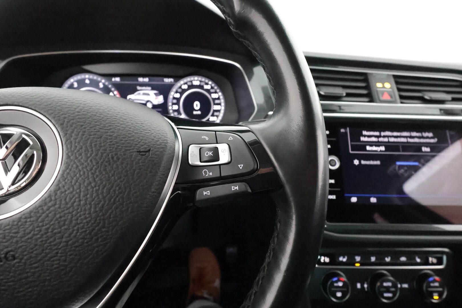 Volkswagen Tiguan 2018 2,0 TSI 132 kW 4MOTION DSG Aut ** Suomiauto /  Webasto / Adapt.vakkari / Koukku / KeyLess / P.tutkat - Kangas-Alcantara / 2x renkaat / Digimittaristo