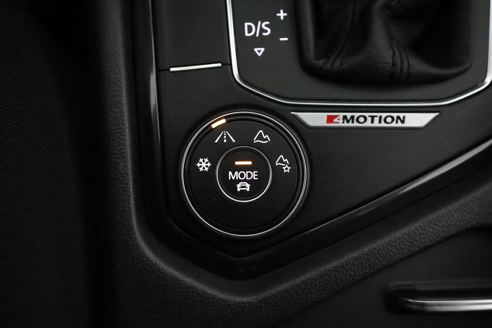 Volkswagen Tiguan 2018 2,0 TSI 132 kW 4MOTION DSG Aut ** Suomiauto /  Webasto / Adapt.vakkari / Koukku / KeyLess / P.tutkat - Kangas-Alcantara / 2x renkaat / Digimittaristo