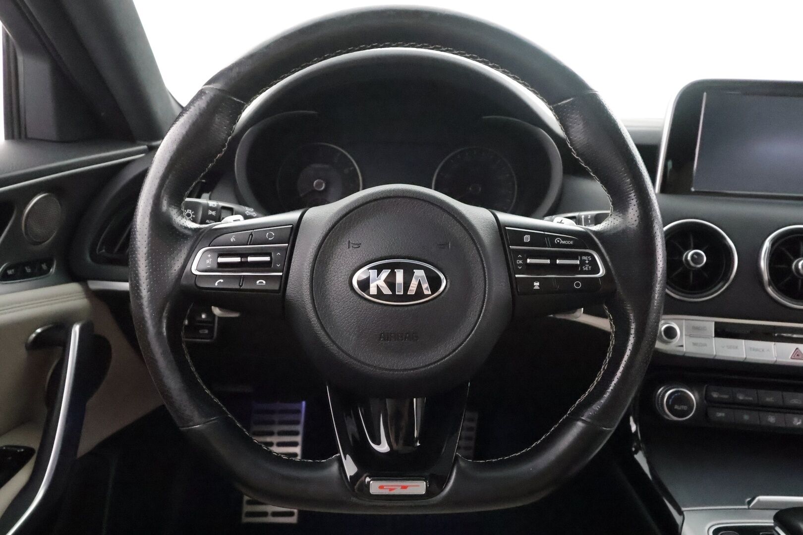 Kia Stinger 2018 3,3 T-GDI AWD GT A/T - | ACC | Ilm. sporttinahat | Muistipenkki | H/K | Kattoluukku | 360° | HUD | Lane Assist | BSM | Lämm. ratti | LED | Apple & Android | 2x renkaat aluin |