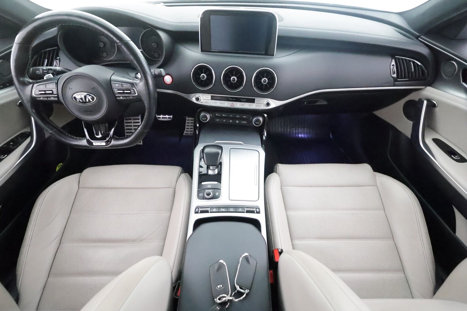 Kia Stinger 2018 3,3 T-GDI AWD GT A/T - | ACC | Ilm. sporttinahat | Muistipenkki | H/K | Kattoluukku | 360° | HUD | Lane Assist | BSM | Lämm. ratti | LED | Apple & Android | 2x renkaat aluin |