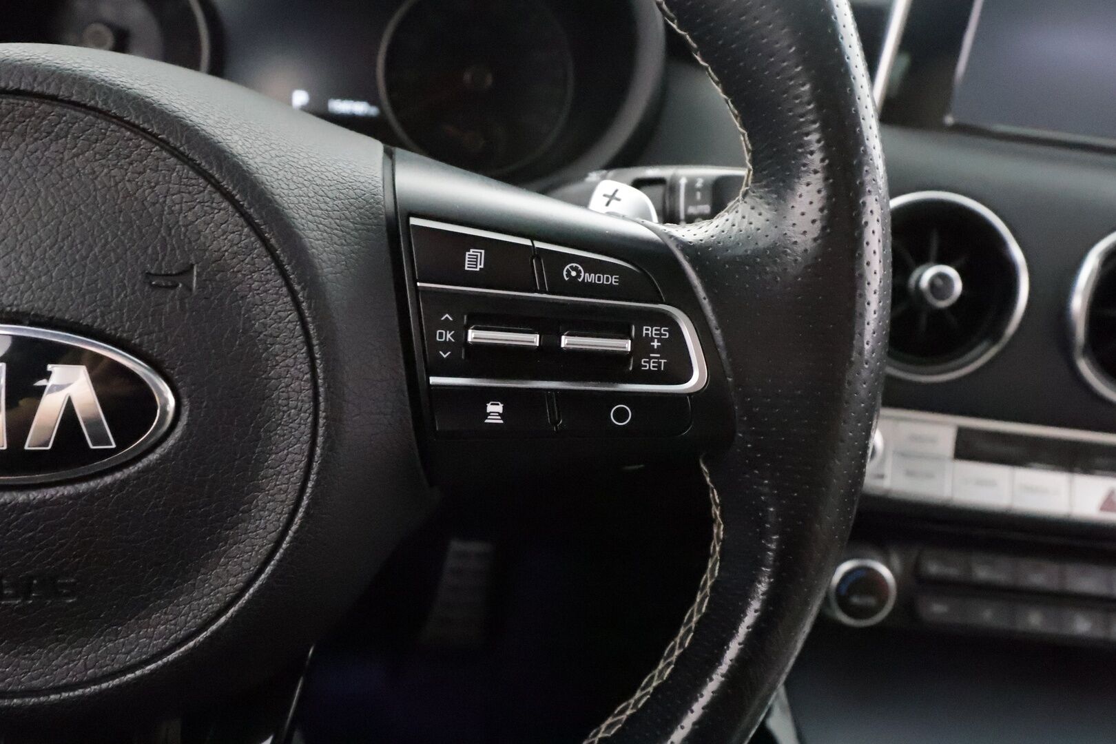Kia Stinger 2018 3,3 T-GDI AWD GT A/T - | ACC | Ilm. sporttinahat | Muistipenkki | H/K | Kattoluukku | 360° | HUD | Lane Assist | BSM | Lämm. ratti | LED | Apple & Android | 2x renkaat aluin |