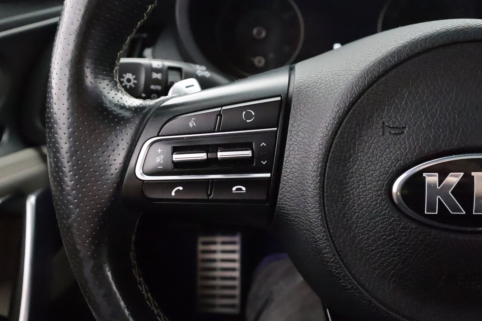 Kia Stinger 2018 3,3 T-GDI AWD GT A/T - | ACC | Ilm. sporttinahat | Muistipenkki | H/K | Kattoluukku | 360° | HUD | Lane Assist | BSM | Lämm. ratti | LED | Apple & Android | 2x renkaat aluin |