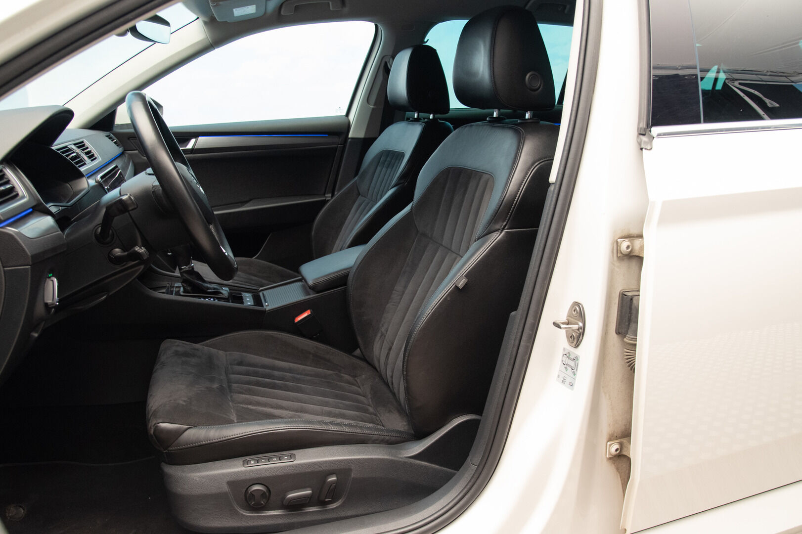 Skoda Superb 2018 Combi 2,0 TDI 190 4x4 Style BusinessLine DSG Autom. - Webasto | Navi | Canton | ACC | Koukku | Blis | P. kamera | App Connect