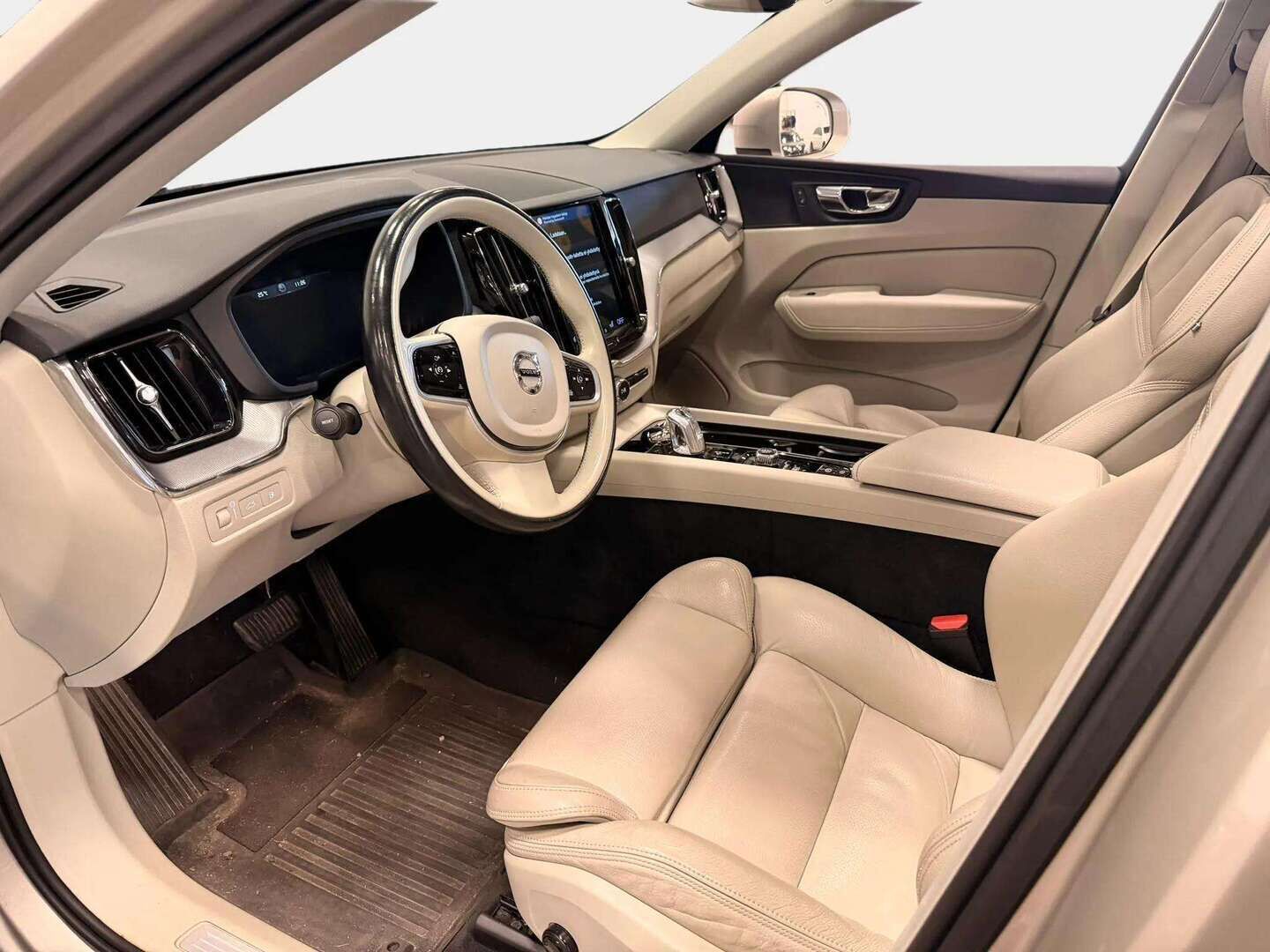 Volvo XC60 2018 T8 AWD Inscription aut - | Webasto | ACC & Pilot | Koukku | VOC | Panorama | Adapt LED | 360 | Nahkasisusta | BLIS | 