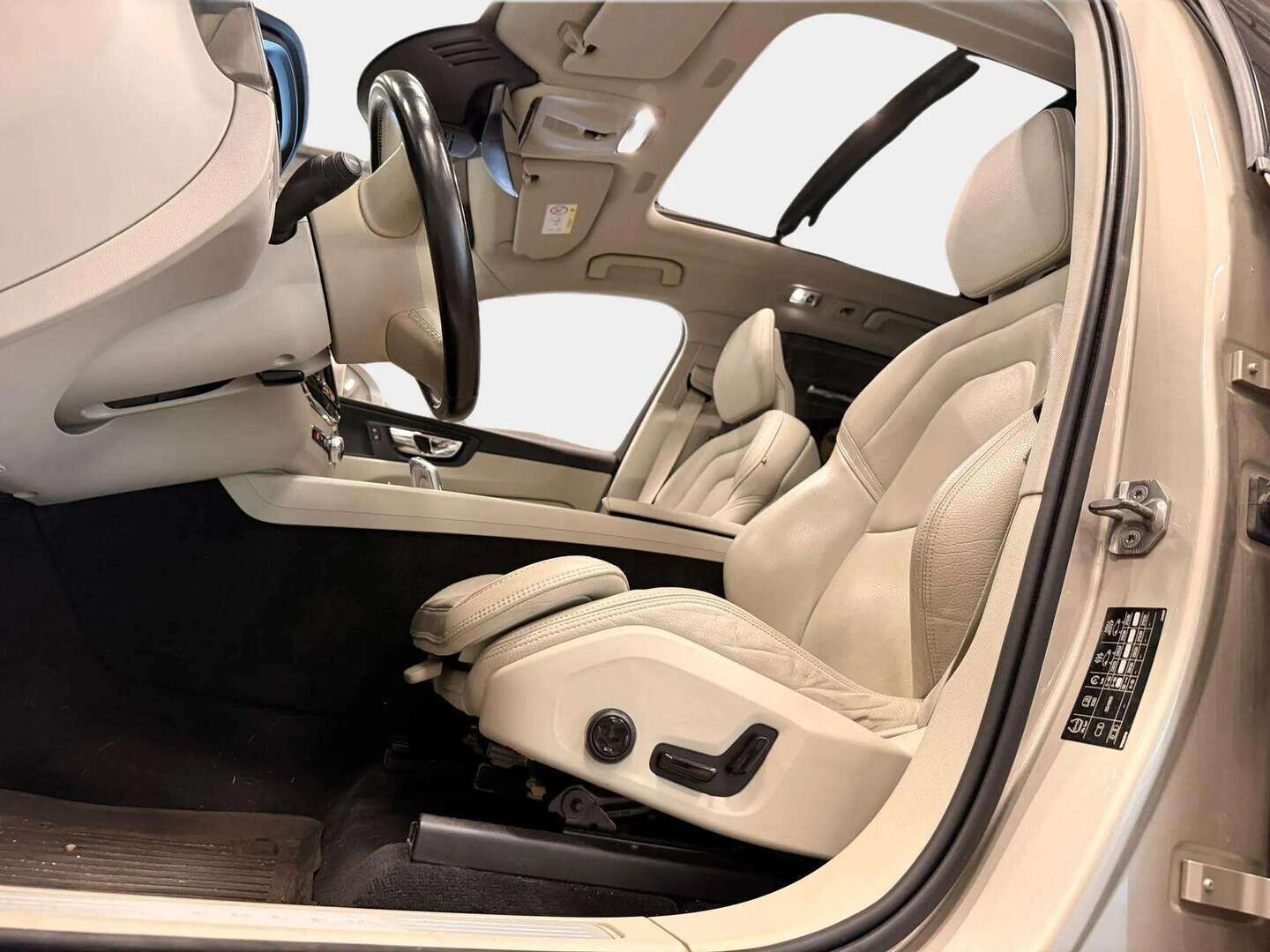 Volvo XC60 2018 T8 AWD Inscription aut - | Webasto | ACC & Pilot | Koukku | VOC | Panorama | Adapt LED | 360 | Nahkasisusta | BLIS | 