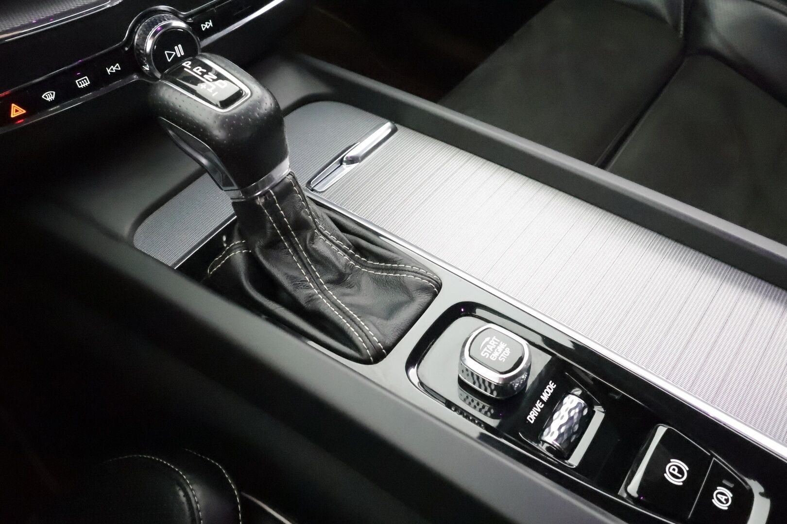 Volvo XC60 2018 D4 AWD Business R-Design aut * ACC / B&W / P.tutkat / Muistipenkki / LED / Navi / Koukku / Sporttipenkit * - Webasto / Keyless / Suomi-auto / 2x renkaat aluvantein - HULLU BLACKWEEK KORKOTARJOUS 2,49%