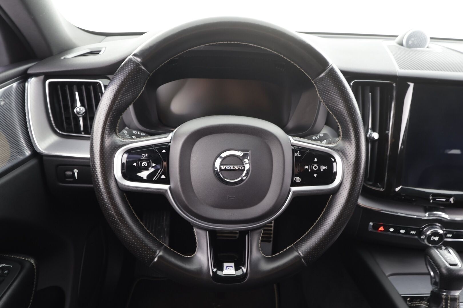 Volvo XC60 2018 D4 AWD Business R-Design aut * ACC / B&W / P.tutkat / Muistipenkki / LED / Navi / Koukku / Sporttipenkit * - Webasto / Keyless / Suomi-auto / 2x renkaat aluvantein - HULLU BLACKWEEK KORKOTARJOUS 2,49%