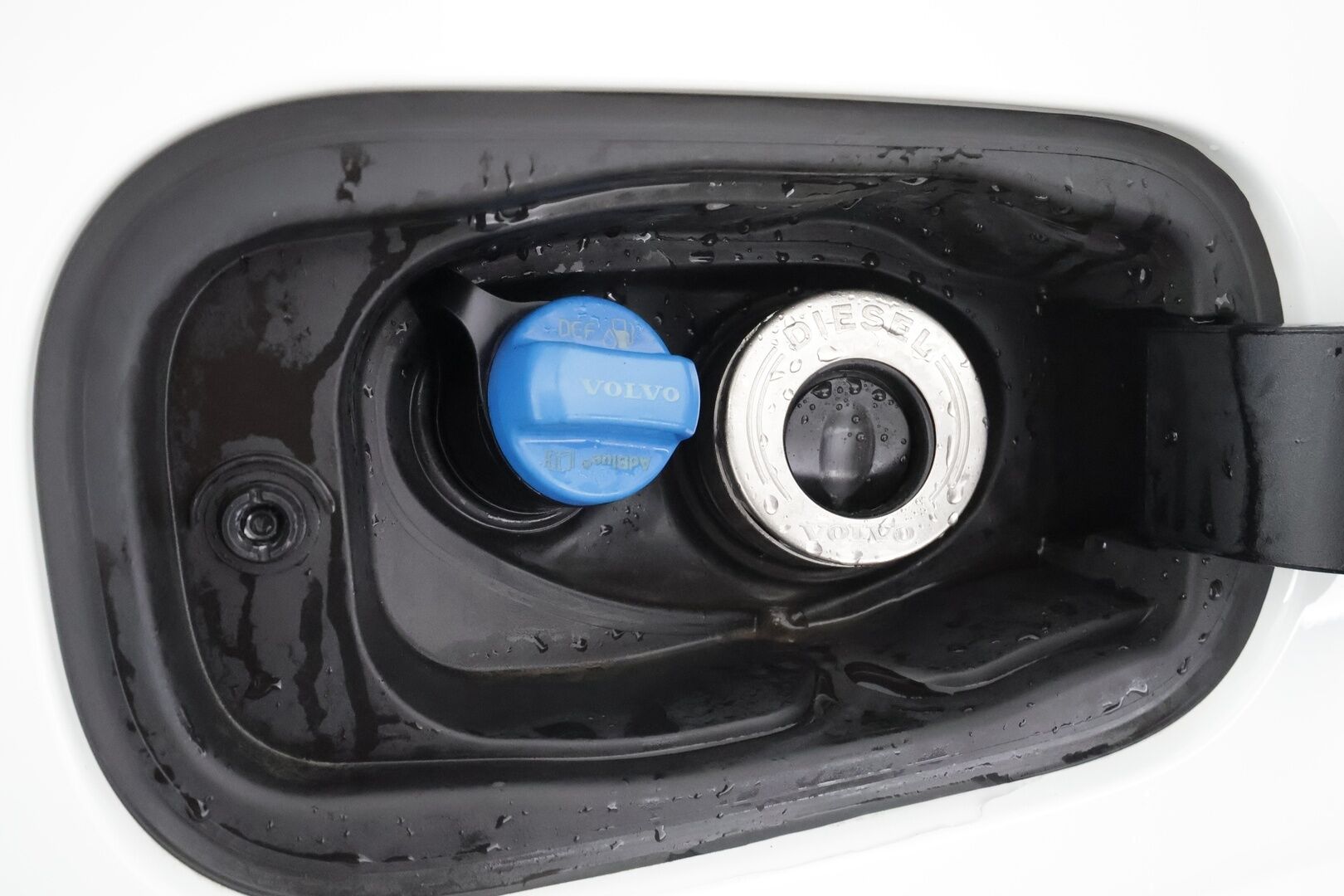 Volvo XC60 2018 D4 AWD Business R-Design aut * ACC / B&W / P.tutkat / Muistipenkki / LED / Navi / Koukku / Sporttipenkit * - Webasto / Keyless / Suomi-auto / 2x renkaat aluvantein - HULLU BLACKWEEK KORKOTARJOUS 2,49%