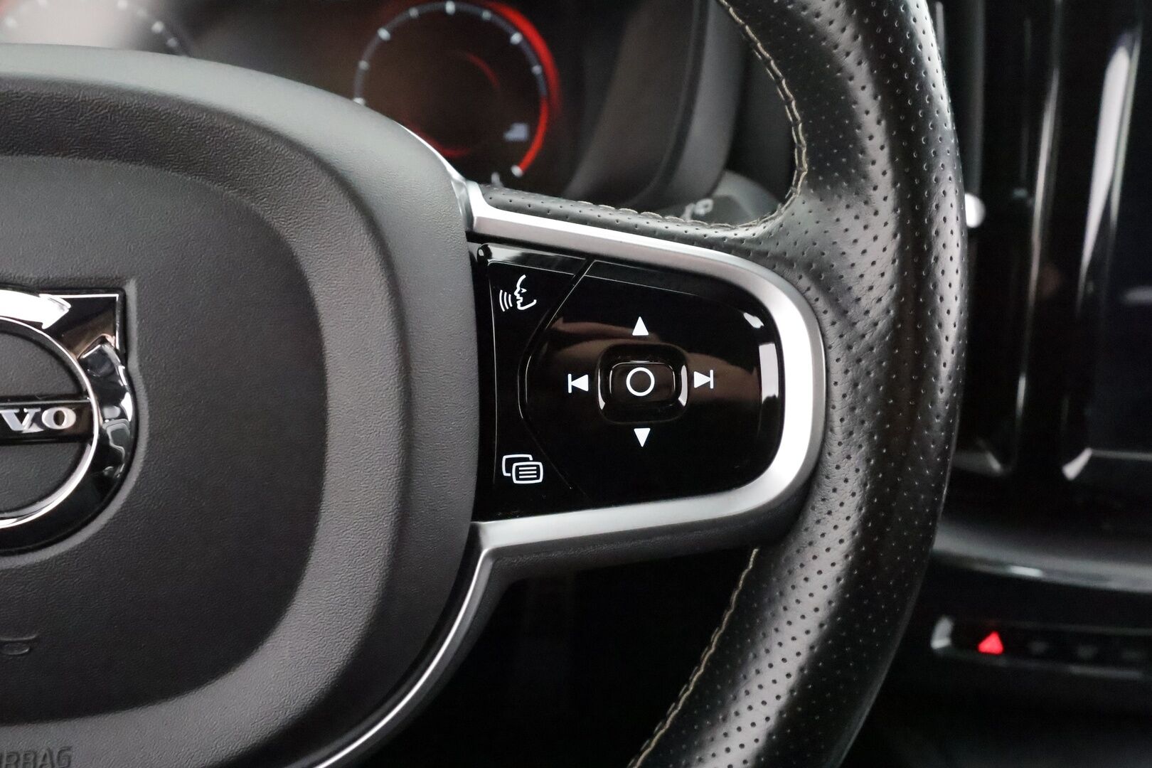 Volvo XC60 2018 D4 AWD Business R-Design aut * ACC / B&W / P.tutkat / Muistipenkki / LED / Navi / Koukku / Sporttipenkit * - Webasto / Keyless / Suomi-auto / 2x renkaat aluvantein - HULLUT JOULUT KORKOTARJOUS 2,49% 