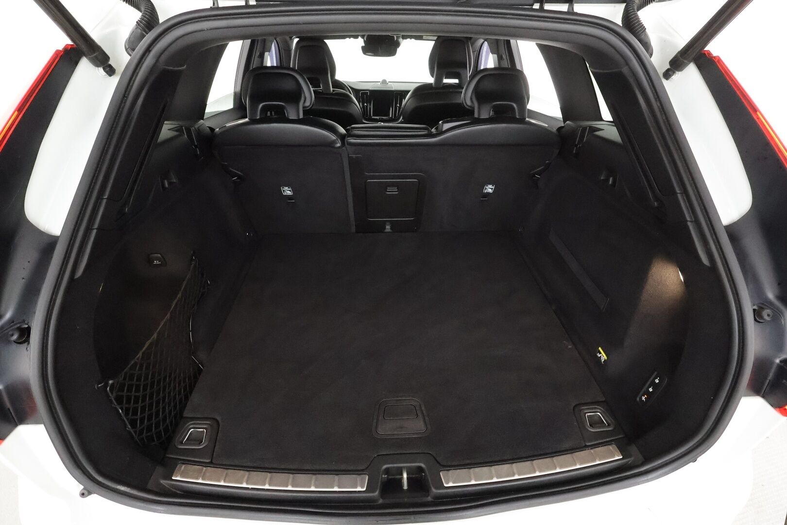 Volvo XC60 2018 D4 AWD Business R-Design aut * ACC / B&W / P.tutkat / Muistipenkki / LED / Navi / Koukku / Sporttipenkit * - Webasto / Keyless / Suomi-auto / 2x renkaat aluvantein - HULLU BLACKWEEK KORKOTARJOUS 2,49%