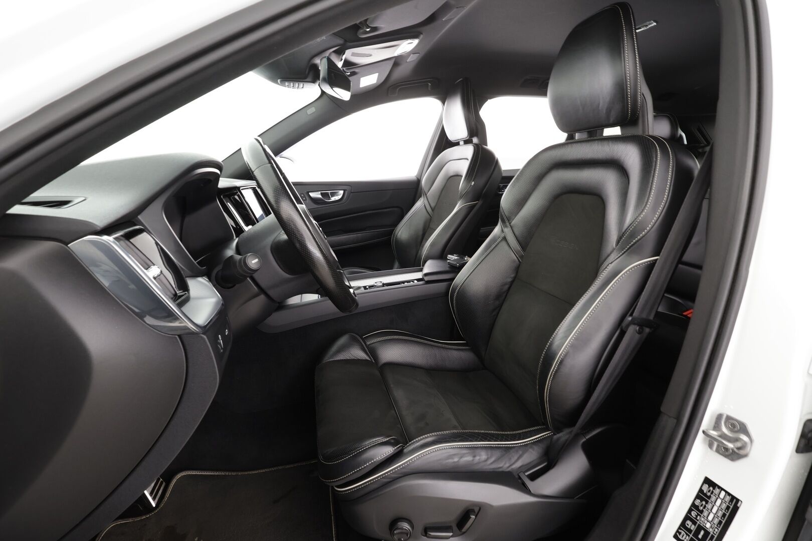 Volvo XC60 2018 D4 AWD Business R-Design aut * ACC / B&W / P.tutkat / Muistipenkki / LED / Navi / Koukku / Sporttipenkit * - Webasto / Keyless / Suomi-auto / 2x renkaat aluvantein - HULLU BLACKWEEK KORKOTARJOUS 2,49%