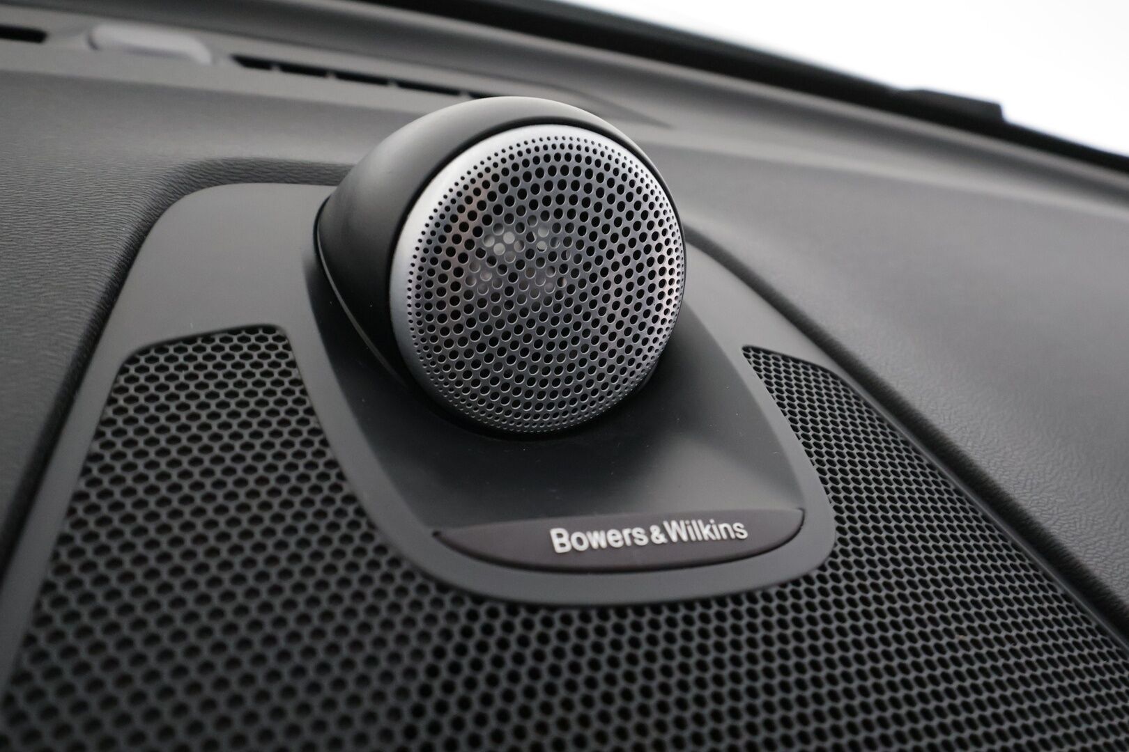 Volvo XC60 2018 D4 AWD Business R-Design aut * ACC / B&W / P.tutkat / Muistipenkki / LED / Navi / Koukku / Sporttipenkit * - Webasto / Keyless / Suomi-auto / 2x renkaat aluvantein 