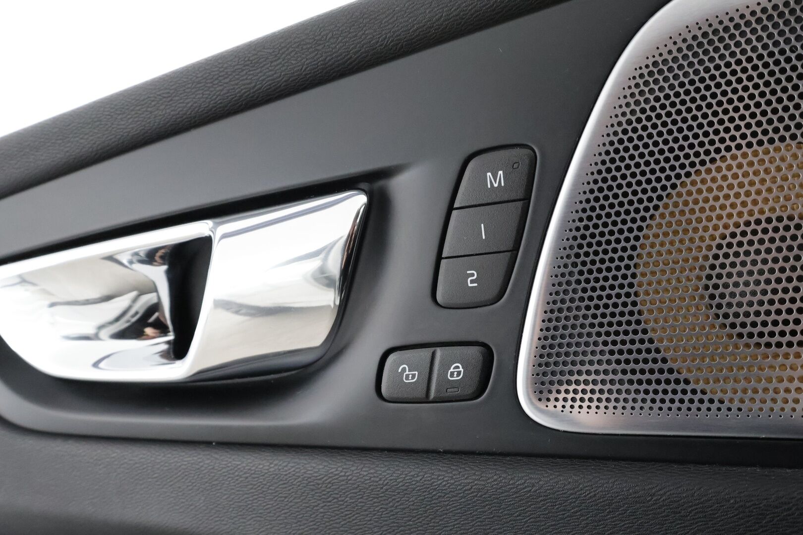 Volvo XC60 2018 D4 AWD Business R-Design aut * ACC / B&W / P.tutkat / Muistipenkki / LED / Navi / Koukku / Sporttipenkit * - Webasto / Keyless / Suomi-auto / 2x renkaat aluvantein - HULLUT JOULUT KORKOTARJOUS 2,49% 