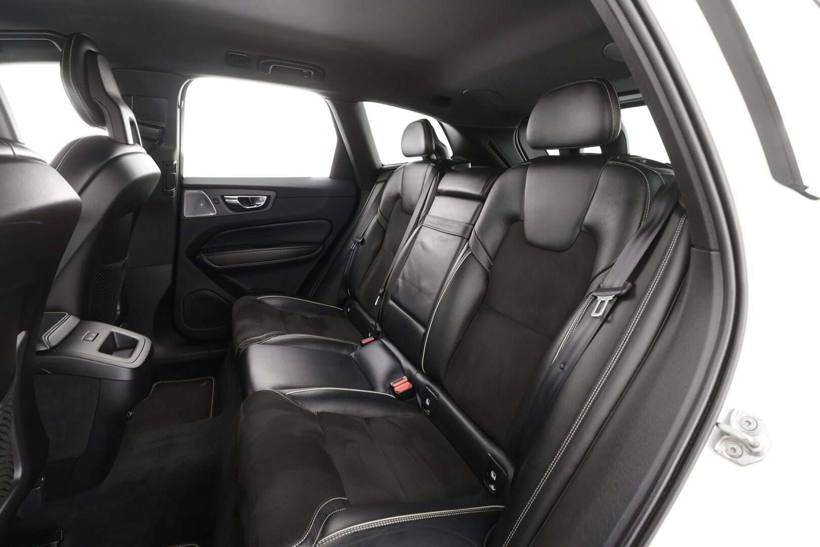 Volvo XC60 2018 D4 AWD Business R-Design aut * ACC / B&W / P.tutkat / Muistipenkki / LED / Navi / Koukku / Sporttipenkit * - Webasto / Keyless / Suomi-auto / 2x renkaat aluvantein - HULLUT JOULUT KORKOTARJOUS 2,49% 