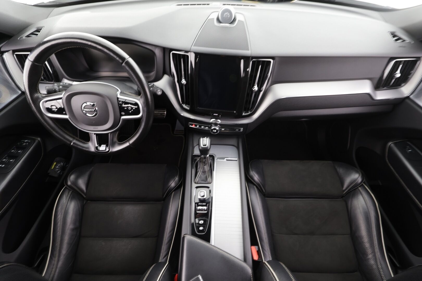 Volvo XC60 2018 D4 AWD Business R-Design aut * ACC / B&W / P.tutkat / Muistipenkki / LED / Navi / Koukku / Sporttipenkit * - Webasto / Keyless / Suomi-auto / 2x renkaat aluvantein - HULLUT JOULUT KORKOTARJOUS 2,49% 