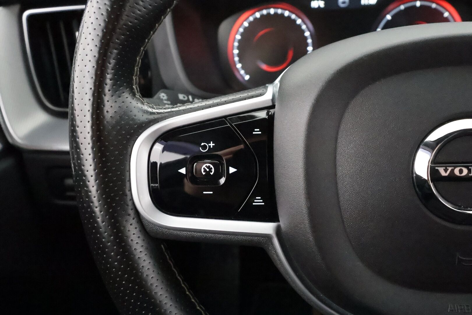 Volvo XC60 2018 D4 AWD Business R-Design aut * ACC / B&W / P.tutkat / Muistipenkki / LED / Navi / Koukku / Sporttipenkit * - Webasto / Keyless / Suomi-auto / 2x renkaat aluvantein - HULLU BLACKWEEK KORKOTARJOUS 2,49%