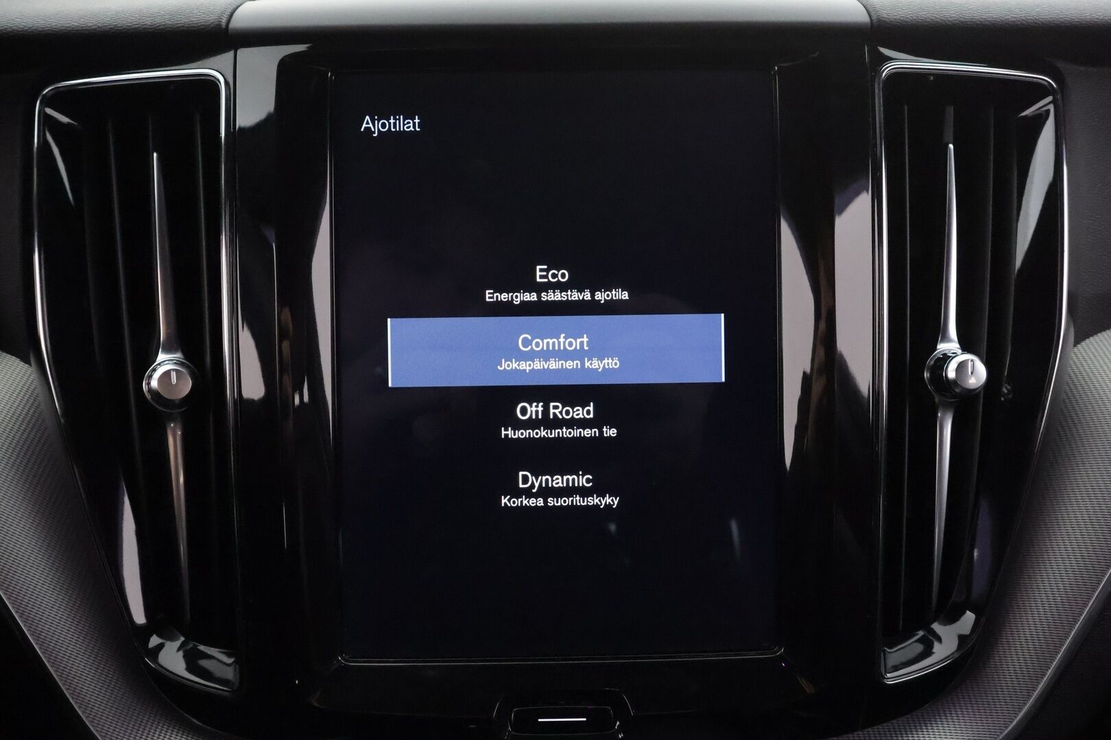 Volvo XC60 2018 D4 AWD Business R-Design aut * ACC / B&W / P.tutkat / Muistipenkki / LED / Navi / Koukku / Sporttipenkit * - Webasto / Keyless / Suomi-auto / 2x renkaat aluvantein 