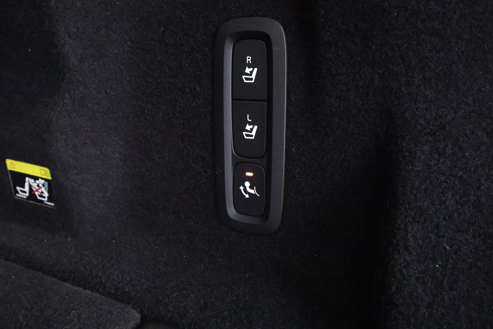 Volvo XC60 2018 D4 AWD Business R-Design aut * ACC / B&W / P.tutkat / Muistipenkki / LED / Navi / Koukku / Sporttipenkit * - Webasto / Keyless / Suomi-auto / 2x renkaat aluvantein - HULLU BLACKWEEK KORKOTARJOUS 2,49%