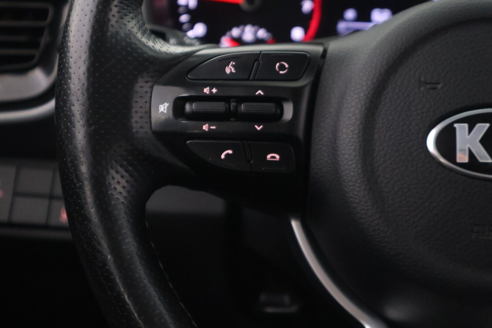 Kia Stonic 2018 1,0 T-GDI ISG 120hv EX EcoDynamics *Suomi-auto / P.kamera / Koukku / Lohko / Carplay / 2x renkaat* - *Kattavat huollot / Ilmainen kotiintoimitus*
