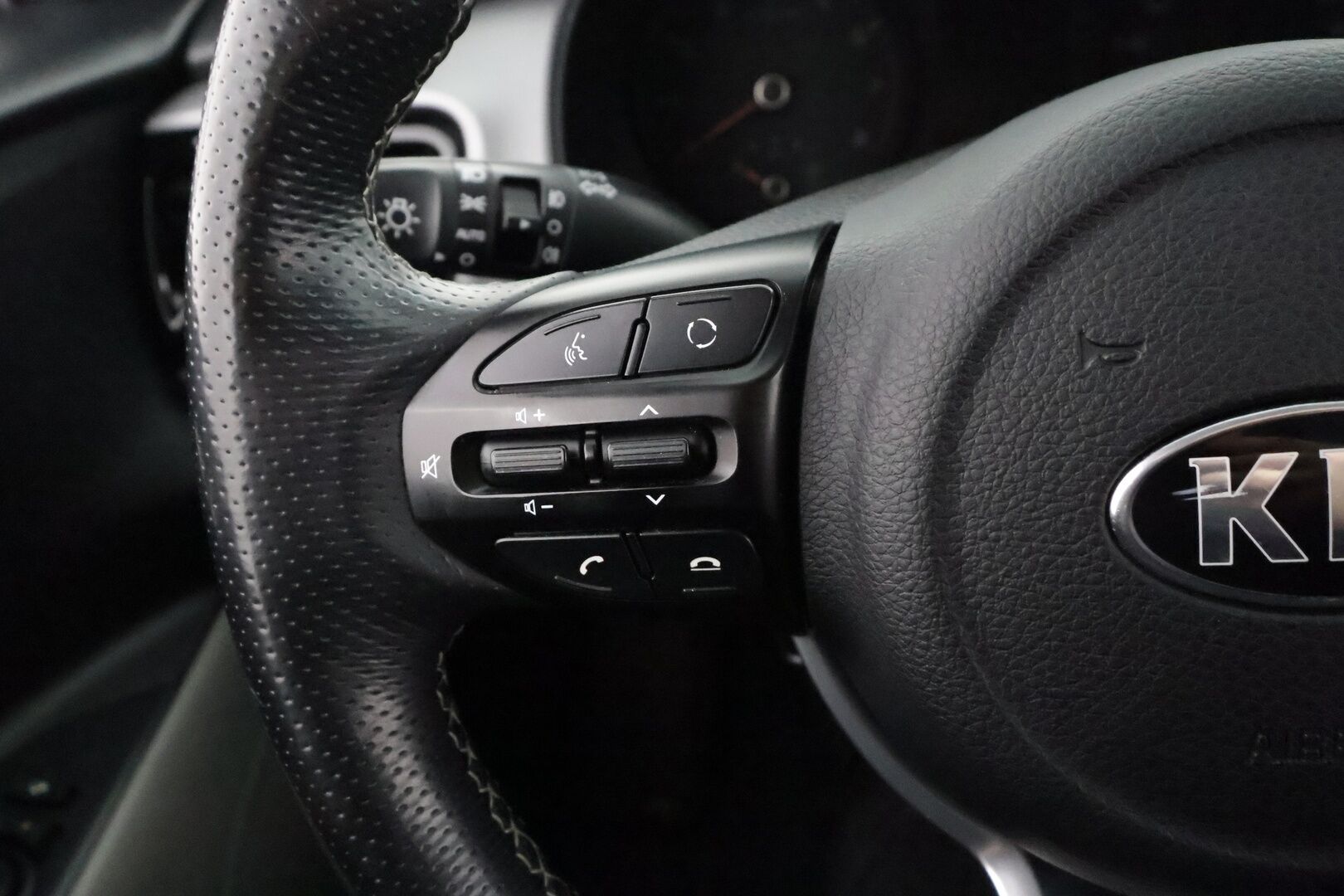 Kia Stonic 2018 1,0 T-GDI ISG 120hv EX Design EcoDynamics - | Vakkari | Koukku | Puolinahat | P.kamera | Lämm. ratti | Lohko+sisälämmitin | Apple & Android | Aut. ilmastointi | 2x renkaat aluin | Huoltokirja |