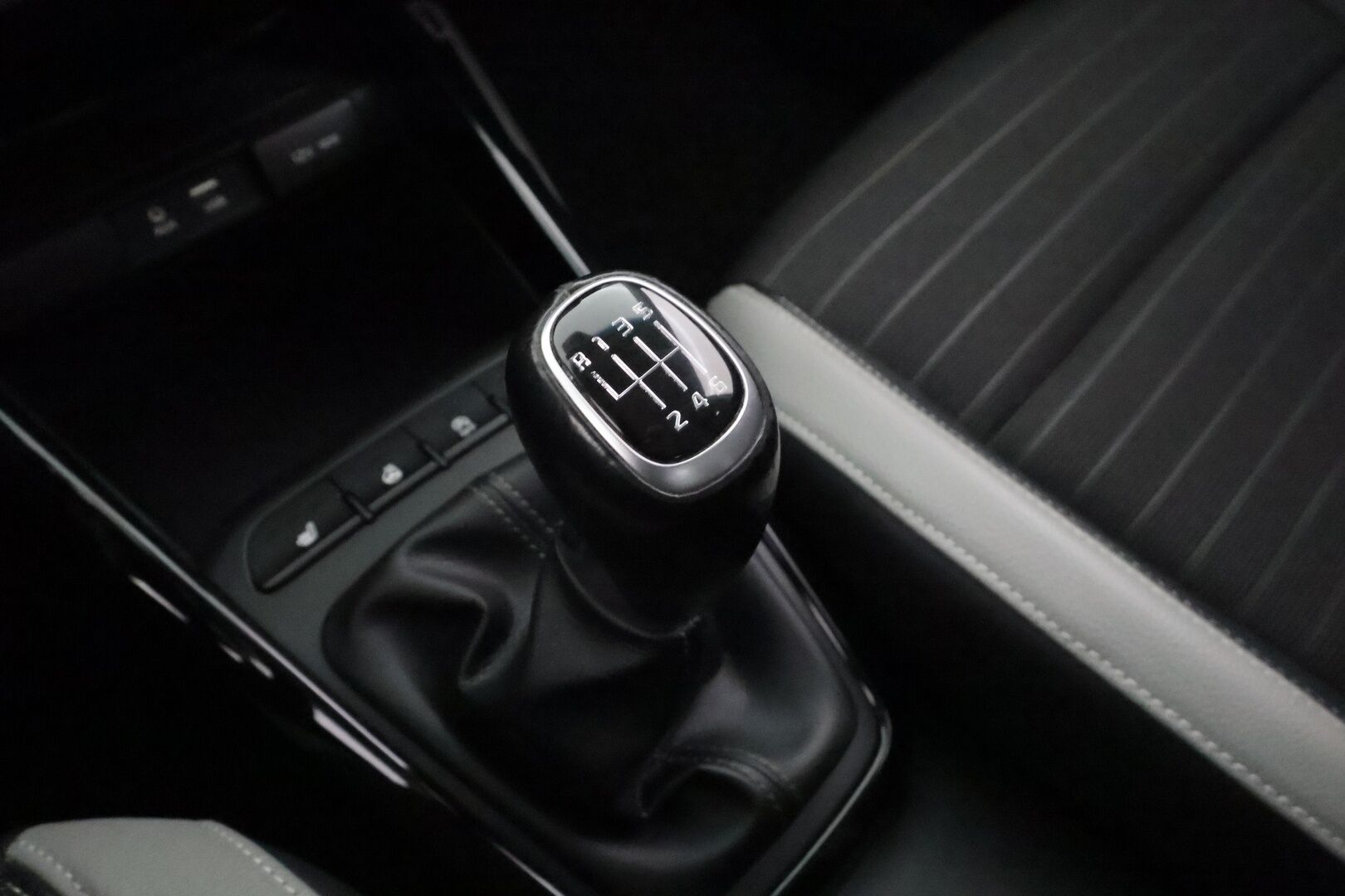 Kia Stonic 2018 1,0 T-GDI ISG 120hv EX Design EcoDynamics - | Vakkari | Koukku | Puolinahat | P.kamera | Lämm. ratti | Lohko+sisälämmitin | Apple & Android | Aut. ilmastointi | 2x renkaat aluin | Huoltokirja |