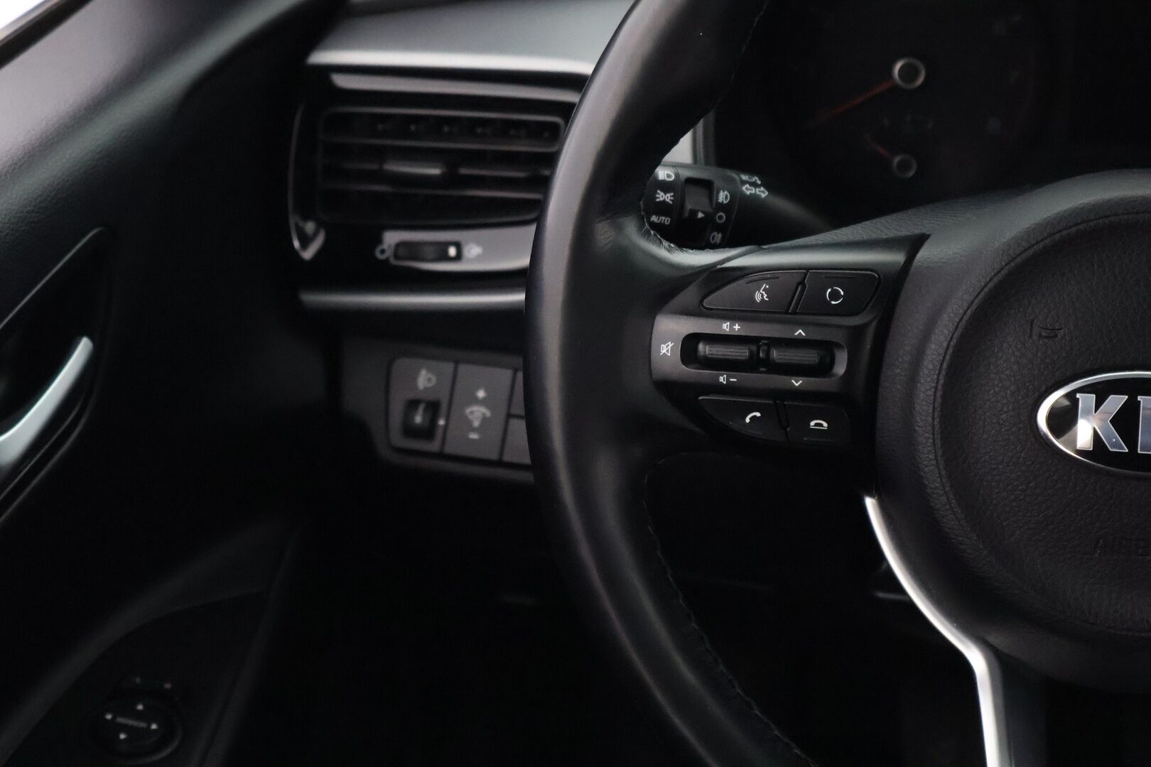 Kia Stonic 2018 1,0 T-GDI ISG 120hv EX Design EcoDynamics - Suomiauto / Peruutuskamera / Apple&Android / Lohko & Sisäpistoke / Ratinlämmitys / Juuri tullut Tampereelle!