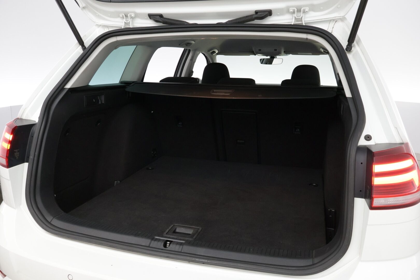 Volkswagen Golf 2018 Variant Highline 1,6 TDI 85 kW (115 hv) DSG-automaatti * Webasto / Adapt.Vakkari / Digimittari / Peruutuskamera / Hieronta - Suomiauto / Jakopää tehty / Juuri tullut Tampereelle!