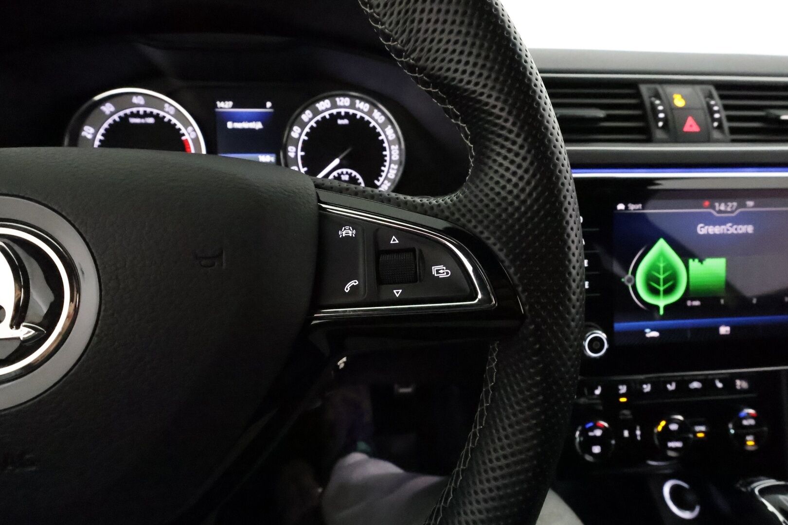 Skoda Superb 2018 2,0 TSI 220 SportLine DSG **Canton / Webasto / Koukku / ACC / Xenon / P.Kamera / Muistipenkki / Nahka-Alcantara / Navi** - Suomi-auto / Kahdet Renkaat / Merkkihuollettu!