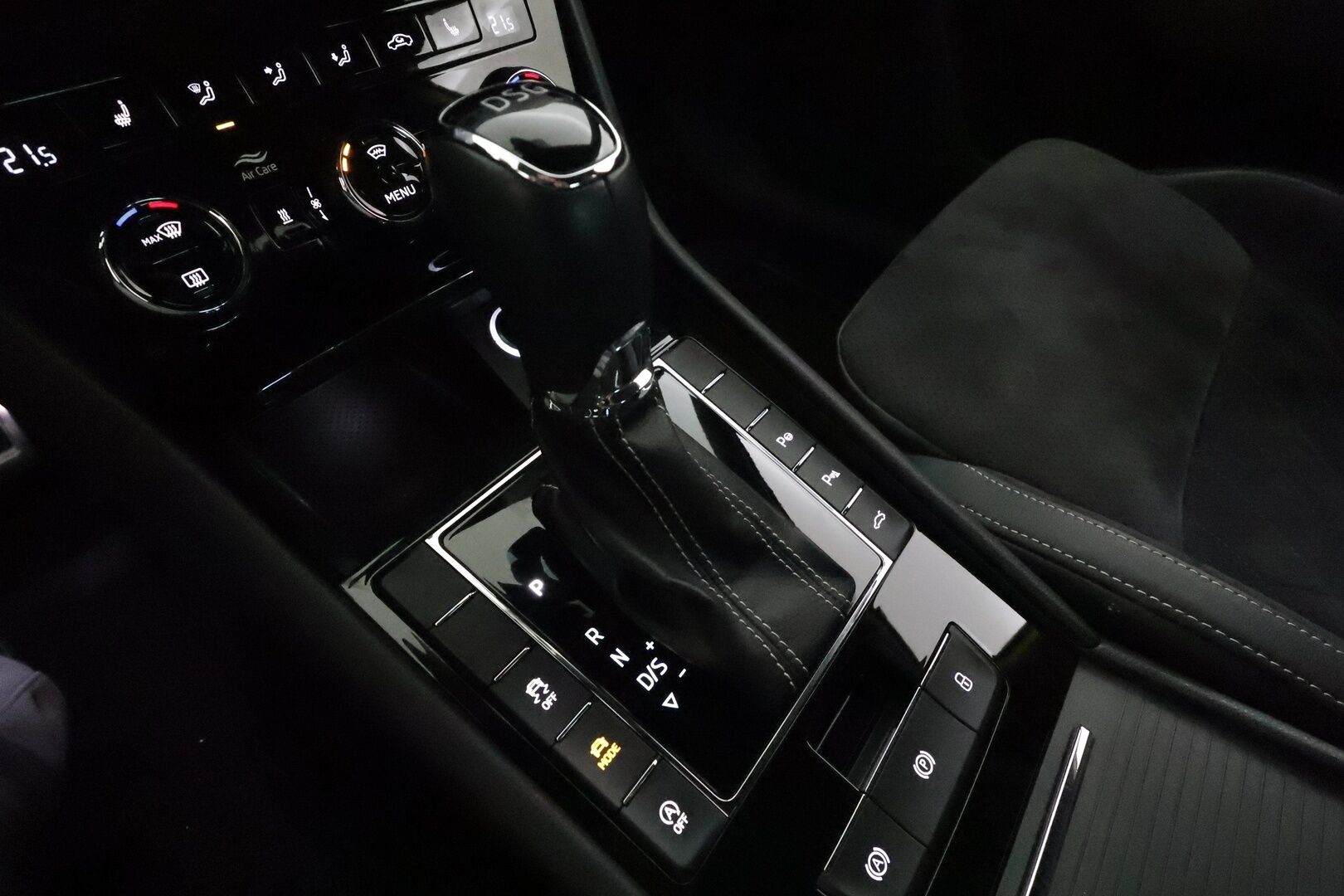 Skoda Superb 2018 2,0 TSI 220 SportLine DSG **Canton / Webasto / Koukku / ACC / Xenon / P.Kamera / Muistipenkki / Nahka-Alcantara / Navi** - Suomi-auto / Kahdet Renkaat vanteilla / Merkkihuollettu!