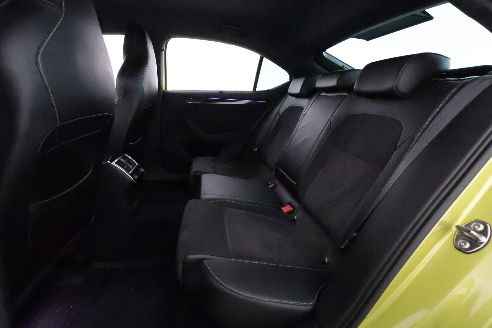 Skoda Superb 2018 2,0 TSI 220 SportLine DSG **Canton / Webasto / Koukku / ACC / Xenon / P.Kamera / Muistipenkki / Nahka-Alcantara / Navi** - Suomi-auto / Kahdet Renkaat / Merkkihuollettu!