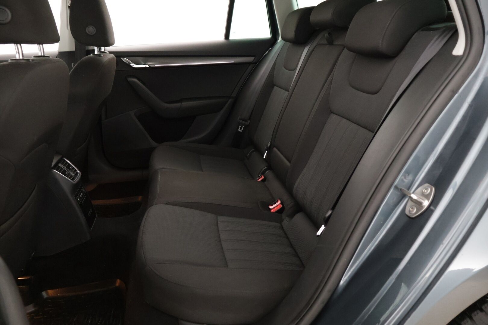 Skoda Octavia 2018 Combi 1,6 TDI Style DSG Autom. *Suomi-auto / Peruutuskamera / Webasto / Vetokoukku / Lämmitettävä tuulilasi & ratti* - *Juuri Katsastettu / 2x renkaat ja aluvanteet / Jakohihna vaihdettu 196tkm kohdalla!*