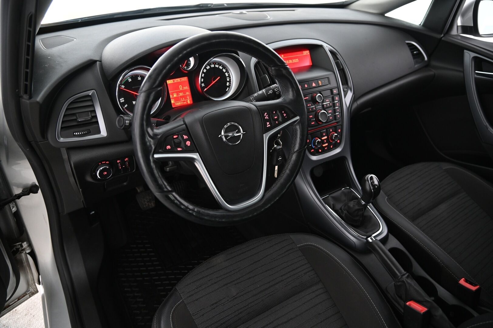 Opel Astra 2014 ASTRA SPORTS TOURER Farmari P-tutka / Vakkari / Lohko ja sisä / Koukku - Todella vähän ajettu ja juuri katsastettu puhtain paperein! 