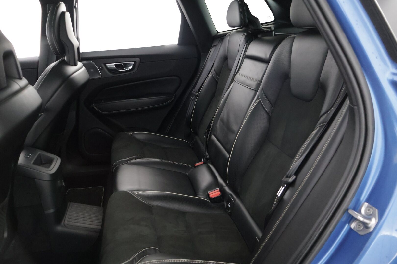 Volvo XC60 2018 T8 AWD R-Design aut * Ilma-alusta / Bowers & Wilkins / ACC / LED / Sähkökoukku / 360 Kamera / HUD / KeyLess * - Jakohihna vaihdettu 06/2023 / Merkkihuollettu / Juuri Katsastettu *