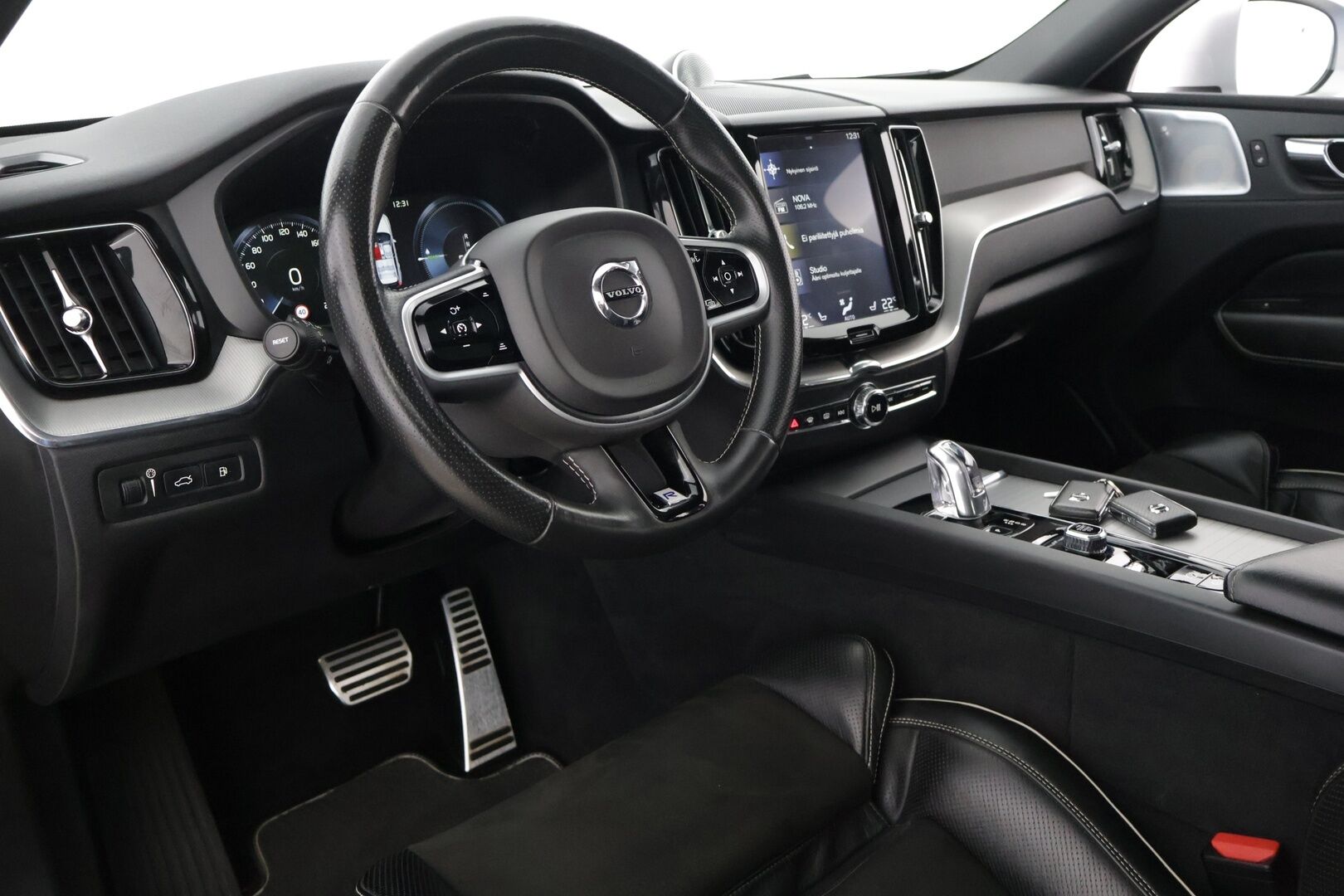 Volvo XC60 2018 T8 AWD R-Design aut * Ilma-alusta / Bowers & Wilkins / ACC / LED / Sähkökoukku / 360 Kamera / HUD / KeyLess * - Jakohihna vaihdettu 06/2023 / Merkkihuollettu / Juuri Katsastettu *